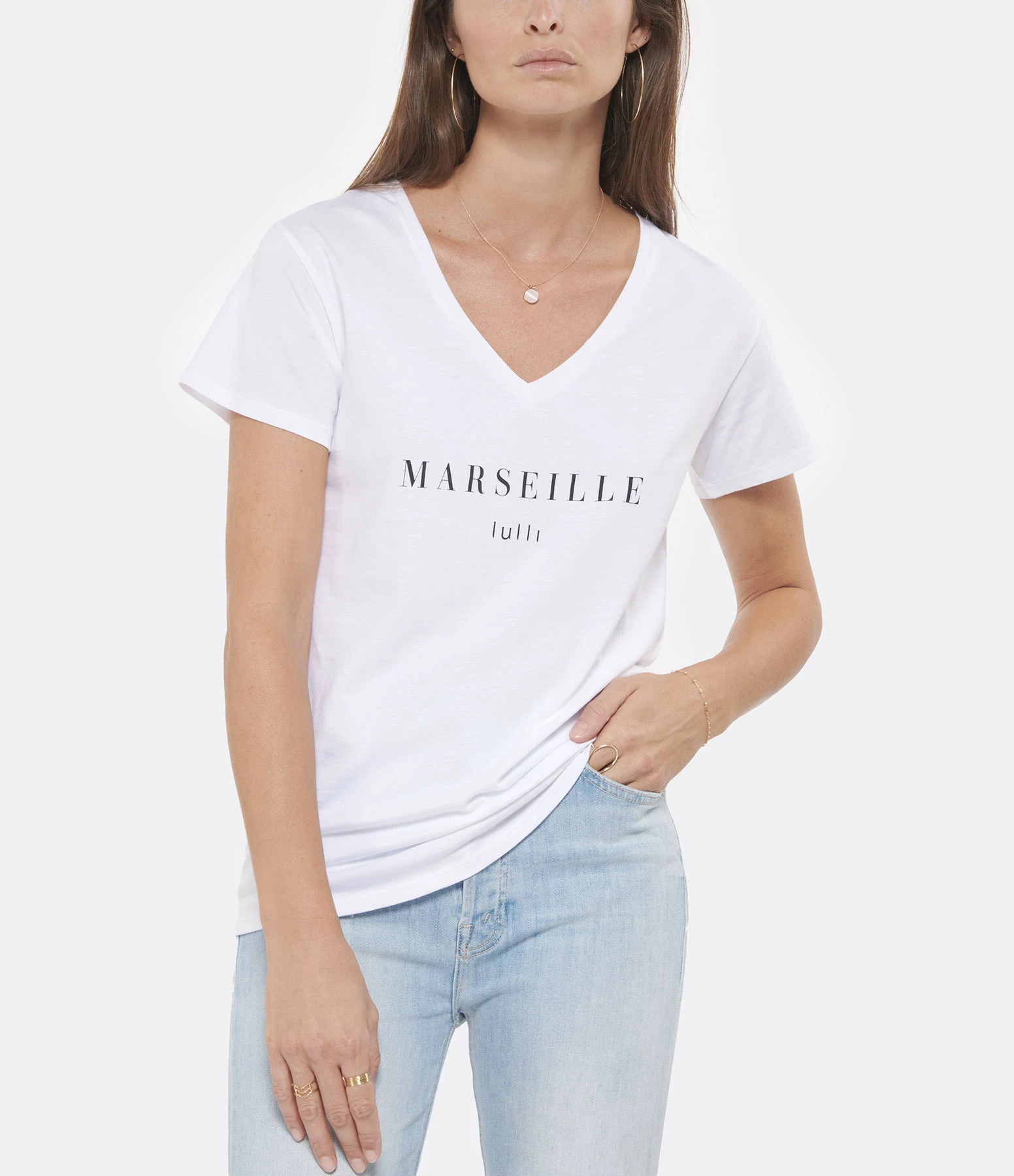 Tee-shirt Lulli Marseille Col V Coton Bio Blanc, Collaboration Jeanne Vouland X Lulli – Image 2