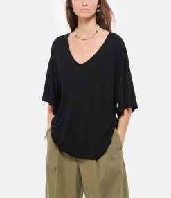 MAEVY MOUVEMENT LIBRE Top Col V Marie Bambou Noir 9 MAEVY MOUVEMENT LIBRE Top Col V Marie Bambou Noir -Boutique de vente ZIMMERMANN maevy look20220419 109 1