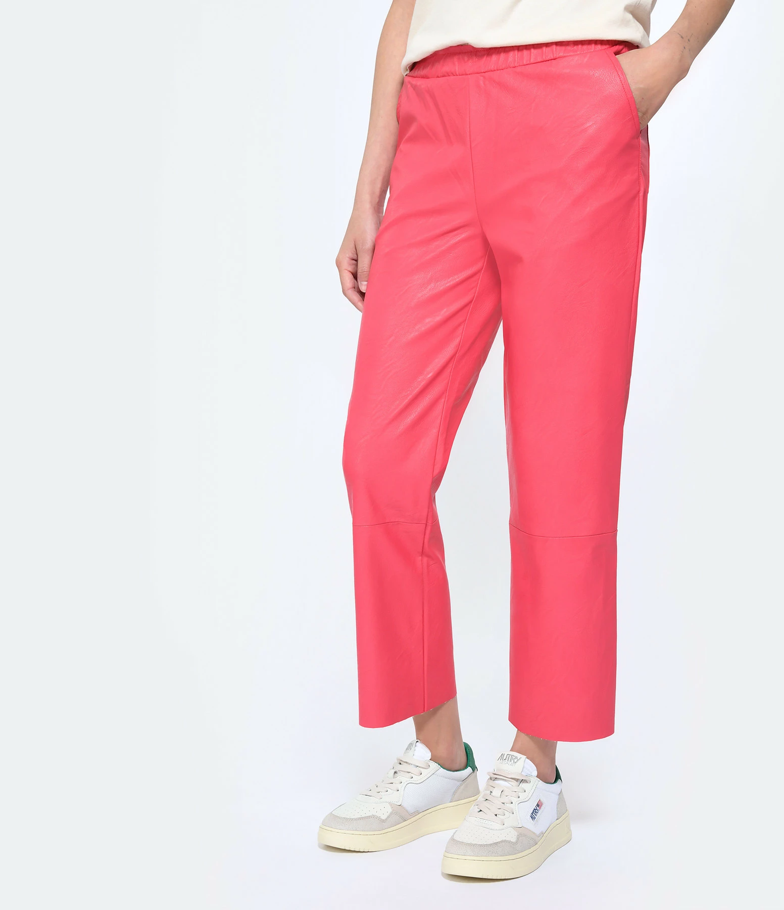 MAEVY MOUVEMENT LIBRE Pantalon Pantavegan Cuir Vegan Fraise – Image 4