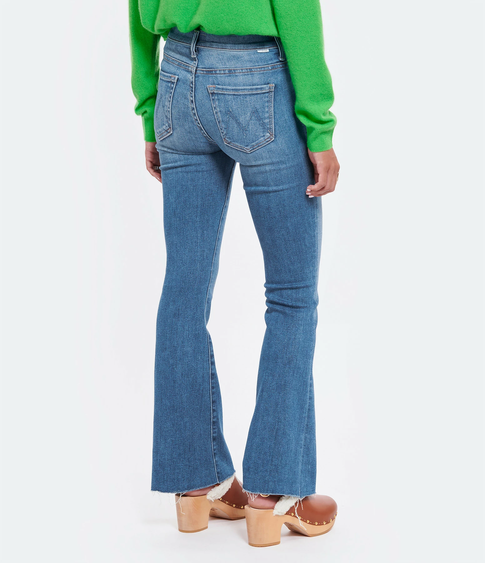 MOTHER Jean The Weekender Fray Denim A Groovy Kind Of Love – Image 5