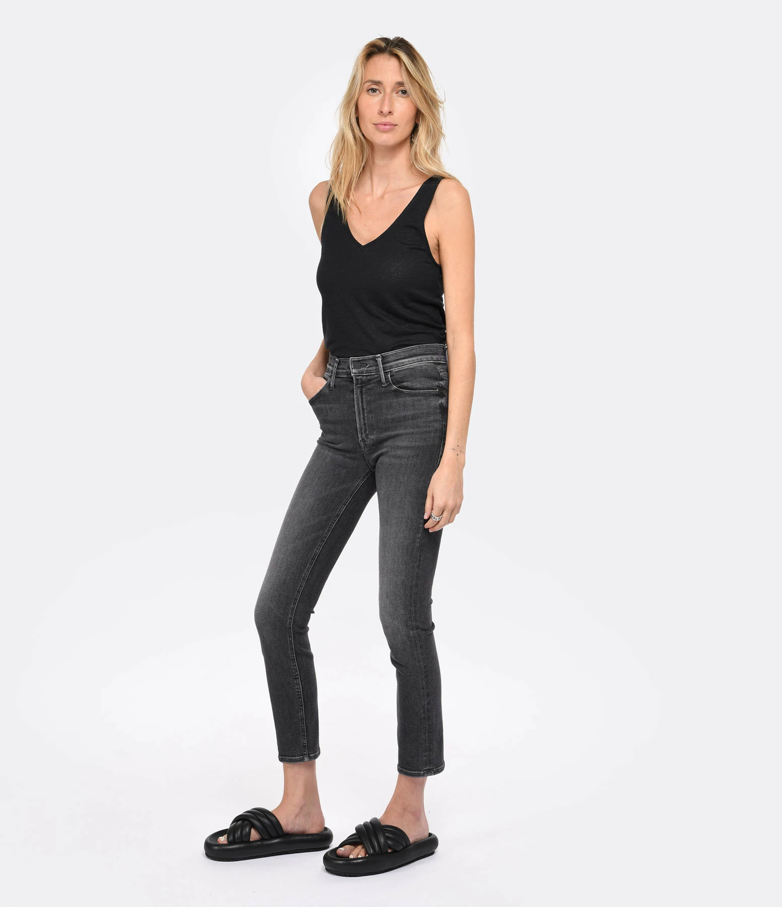 MOTHER Jean The Mid Rise Dazzler Denim Noir The Night Is Watchin 5 MOTHER Jean The Mid Rise Dazzler Denim Noir The Night Is Watchin – Image 3