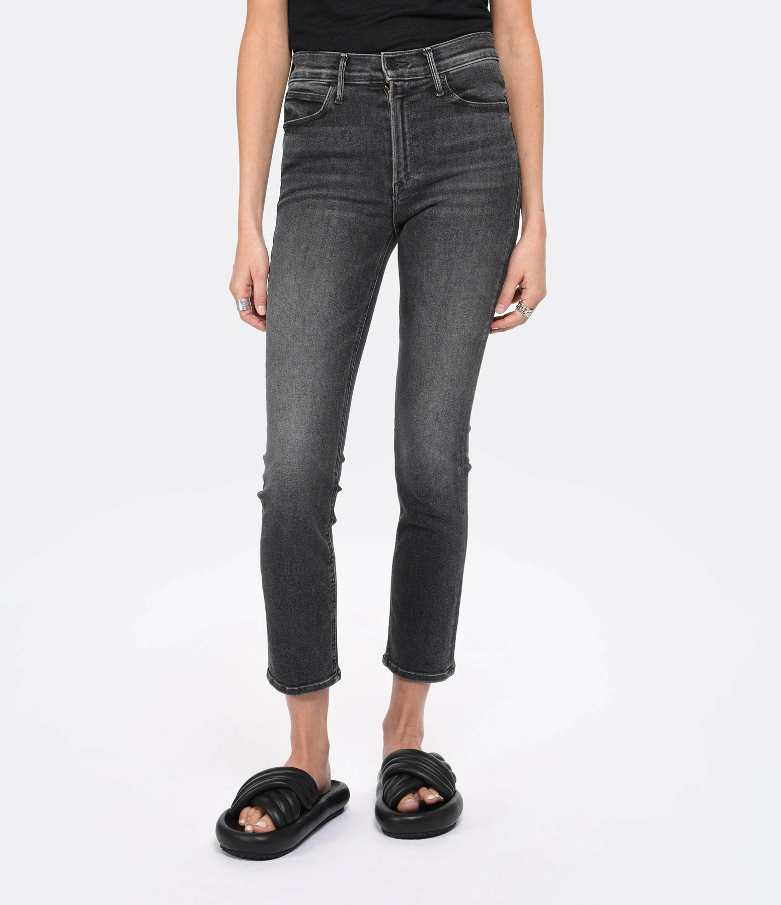 MOTHER Jean The Mid Rise Dazzler Denim Noir The Night Is Watchin 6 MOTHER Jean The Mid Rise Dazzler Denim Noir The Night Is Watchin – Image 4